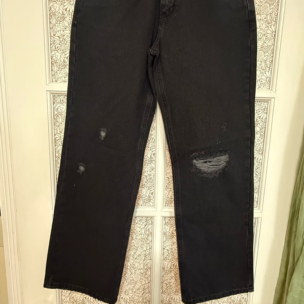 PrettyLittleThing Black Straight Distressed Jeans 
Very Good Condition 
Size 2